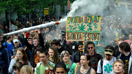 Zkouřený dav lobboval v Praze za legalizaci. Sešlo se na pět tisíc lidí