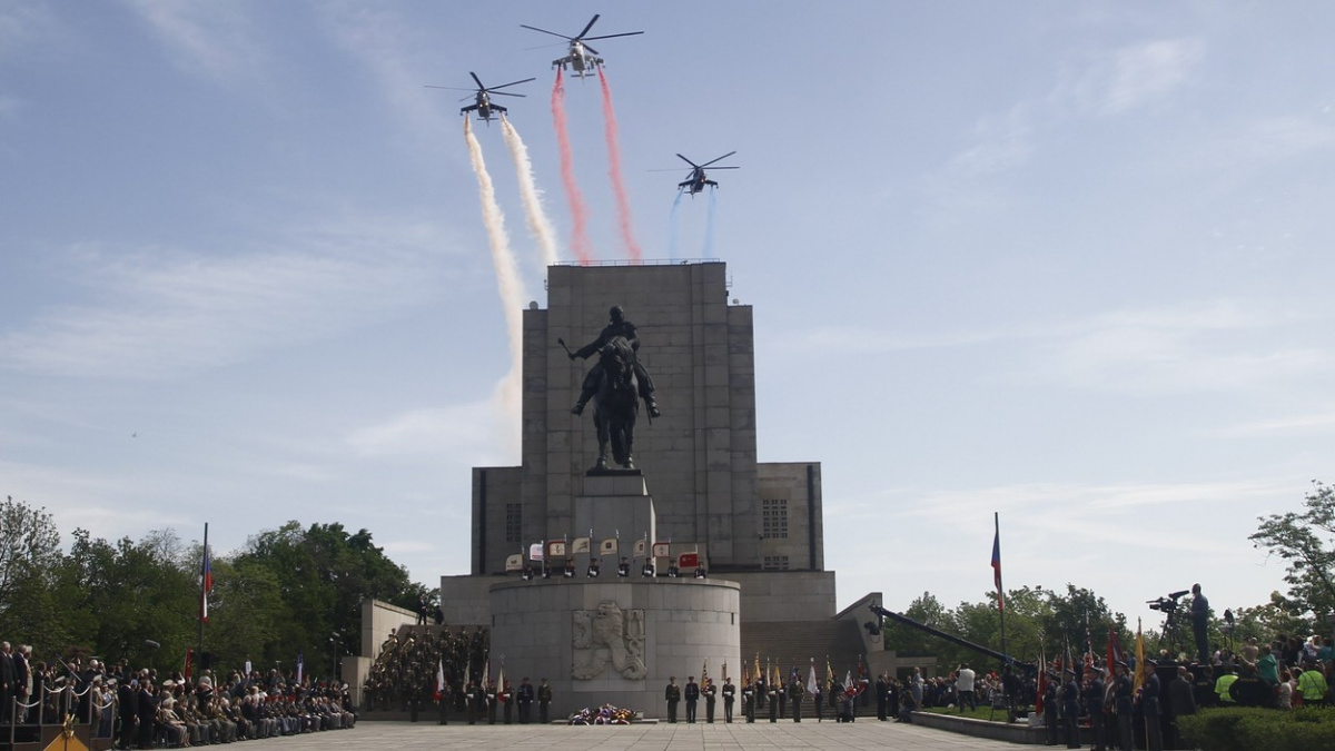 Kouř v národních barvách nad Vítkovem připomněl 70. let od konce války