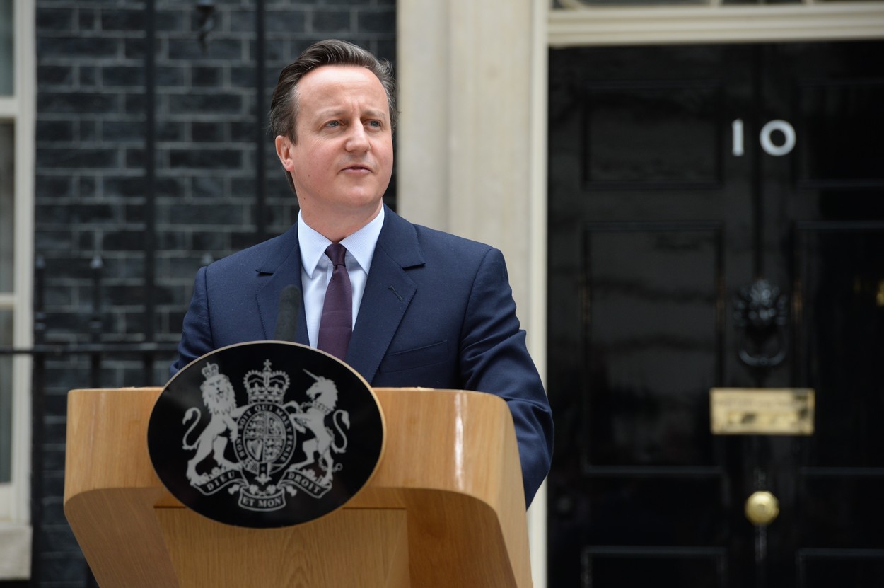 Cameron sestavuje vládu a žádá pro ni podporu euroskeptiků