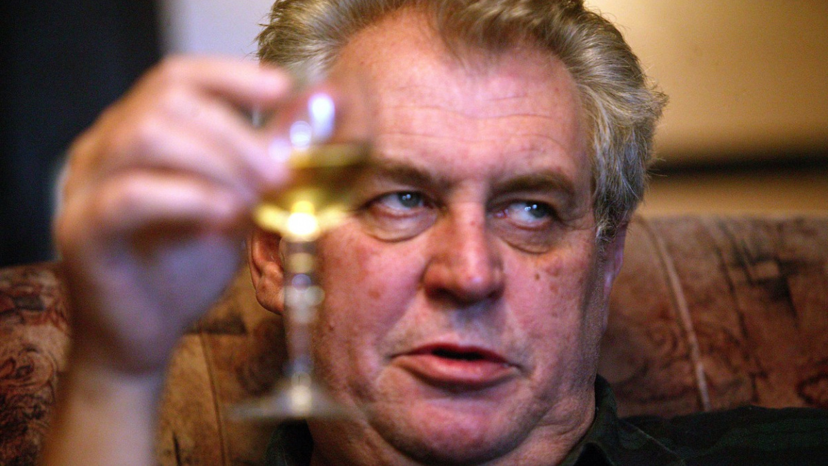 Zeman poučil studenty o alkoholu a kvalitních párcích