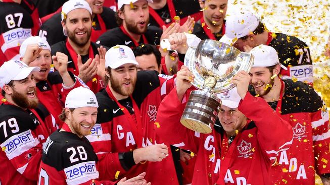 Šťastní hokejisté Kanady s pohárem pro světové šampiony