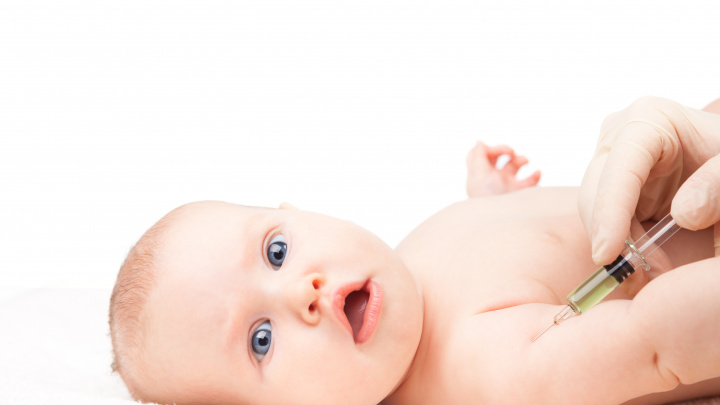 Pravidla očkování dětí se zatím nezmění, individuální plán Sněmovnou neprošel