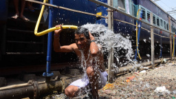 Vedra v Indii mají už 500 obětí. Lidé se chodí ochladit do obchodních center