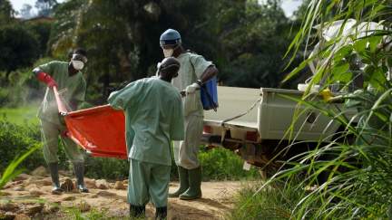 V Guineji převáželi taxíkem tělo nakaženého ebolou
