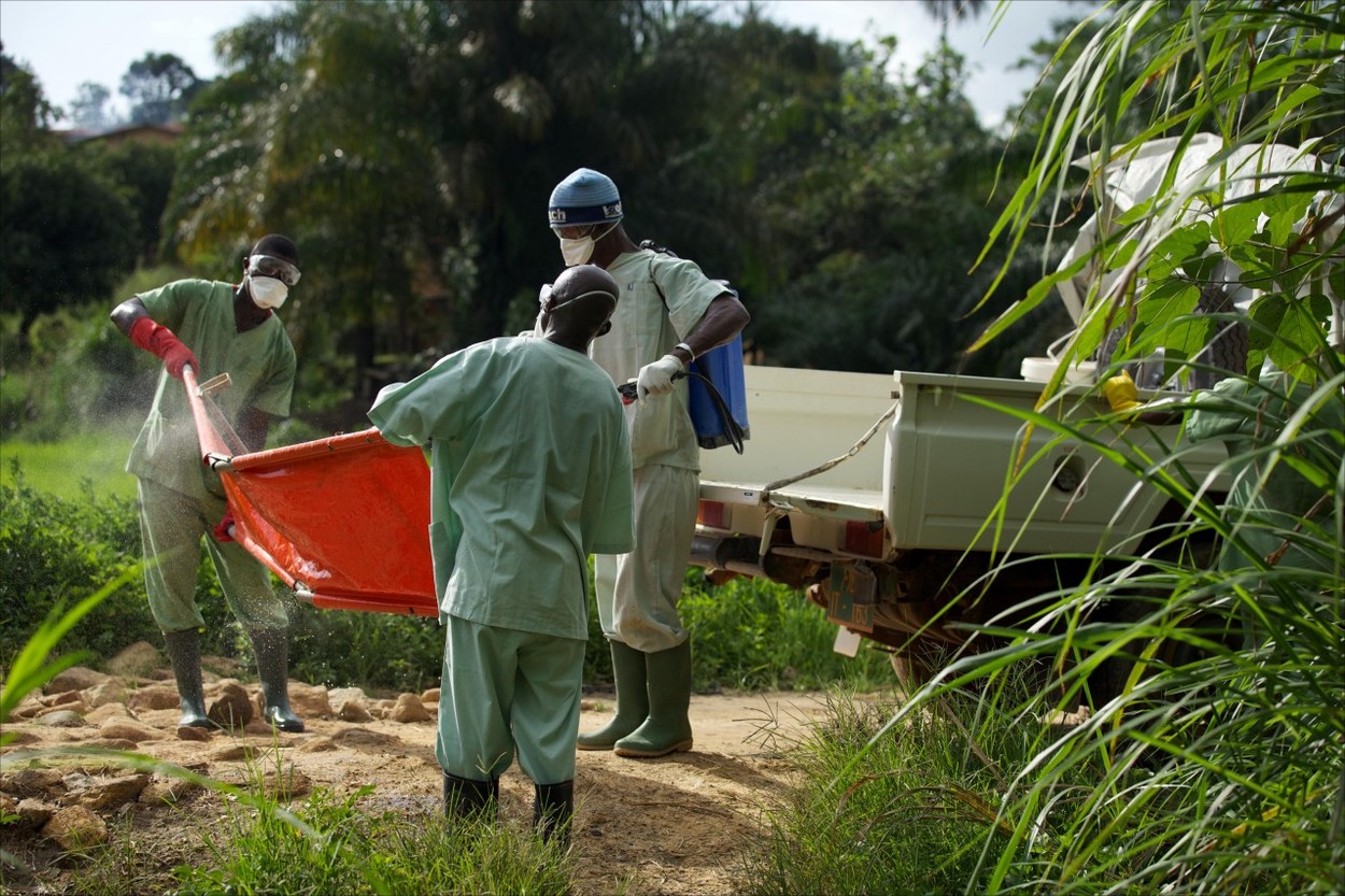 V Guineji převáželi taxíkem tělo nakaženého ebolou