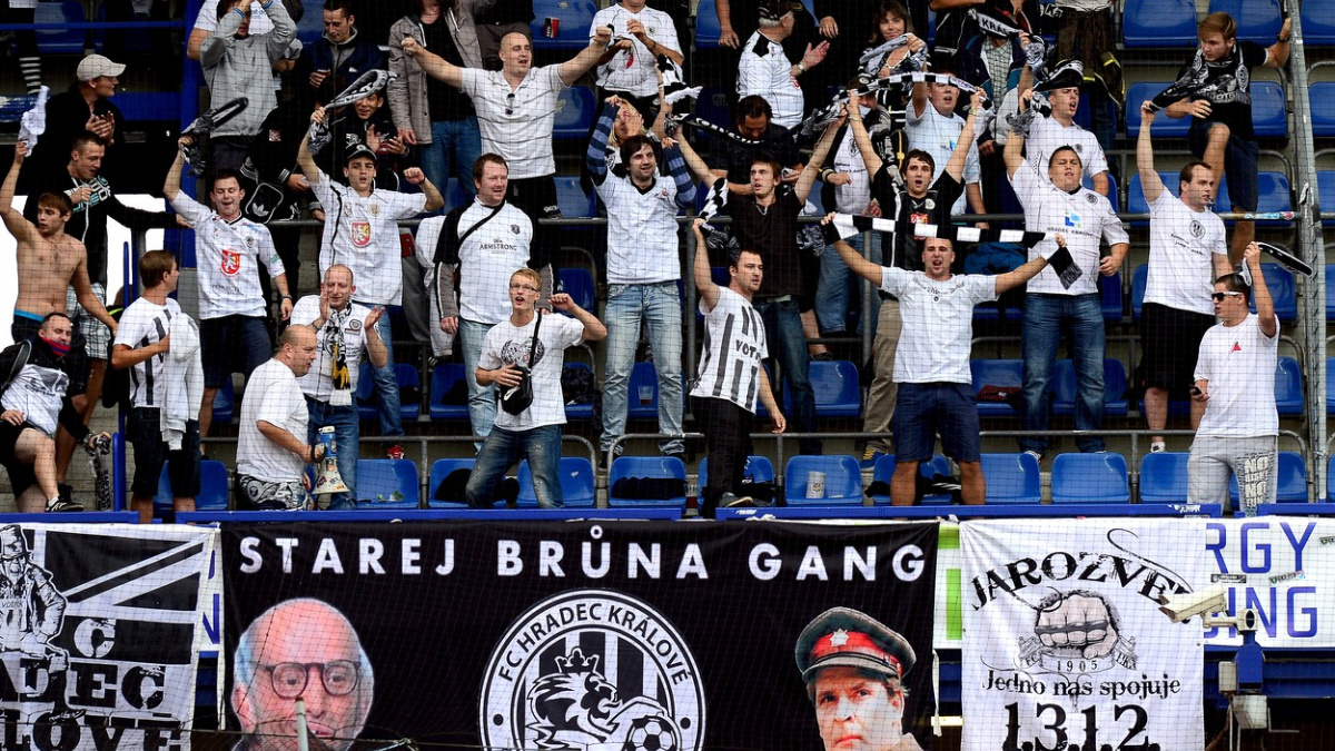 Rozzuřený fanoušek Hradce neunesl prohru a napadl policistu nožem