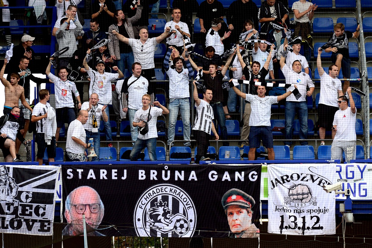 Rozzuřený fanoušek Hradce neunesl prohru a napadl policistu nožem