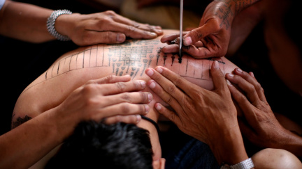 Thajci se zlobí na turisty. Pletou si posvátné tetování se suvenýrem