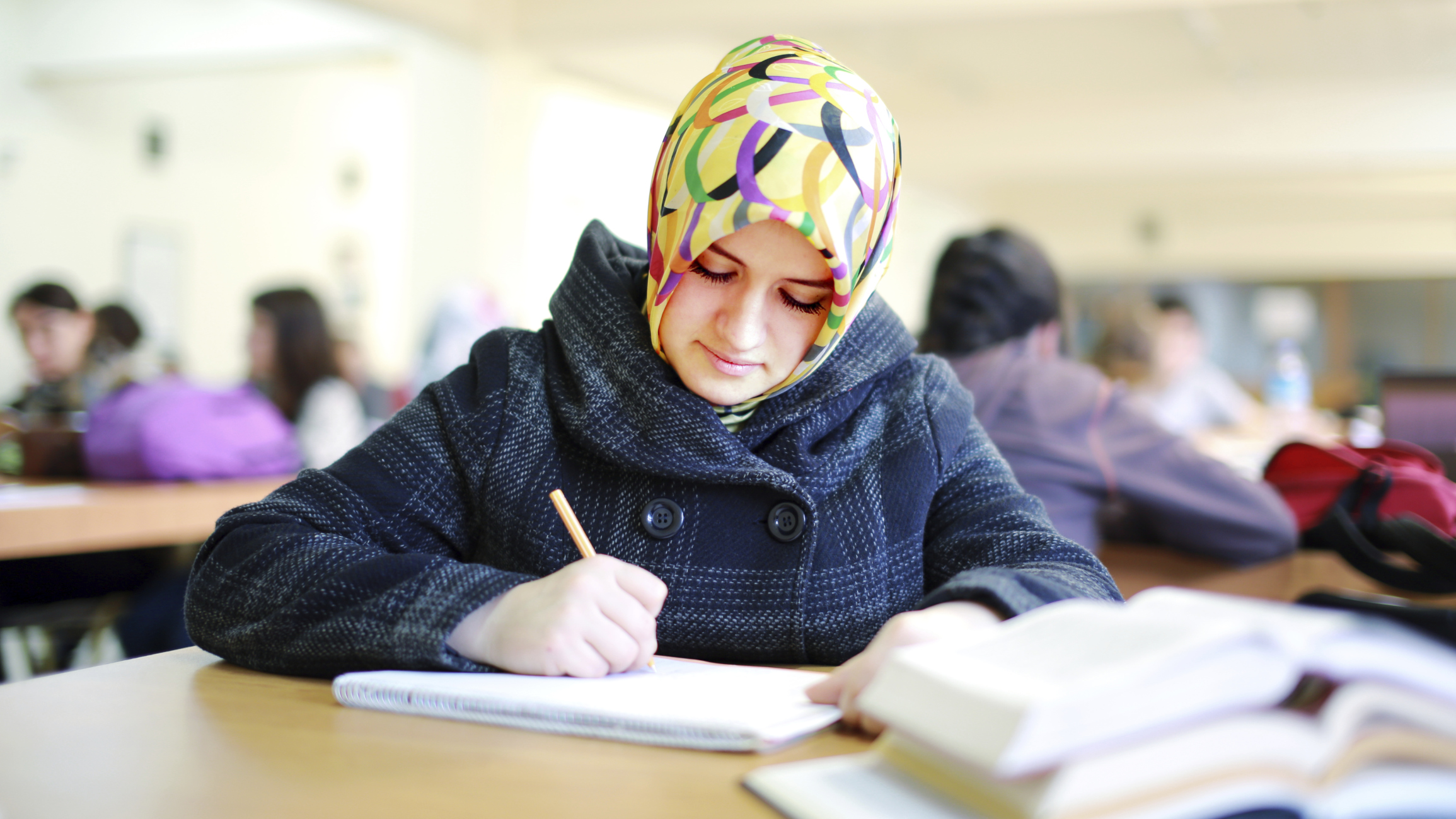 Muslimské šátky školy zakazovat nesmí. Až na mimořádné případy