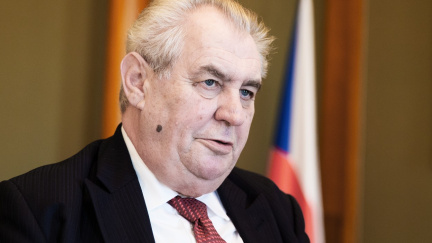 Zeman nechá na Hradě vyvěsit husitský prapor