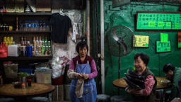 Mrakodrapy vytlačují z ulic Hongkongu legendární pouliční jídelny