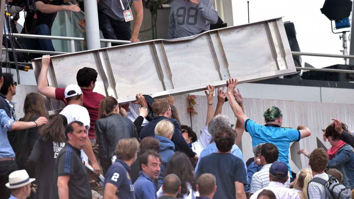 Zranění v hledišti na French Open, mezi diváky spadl velký plechový panel