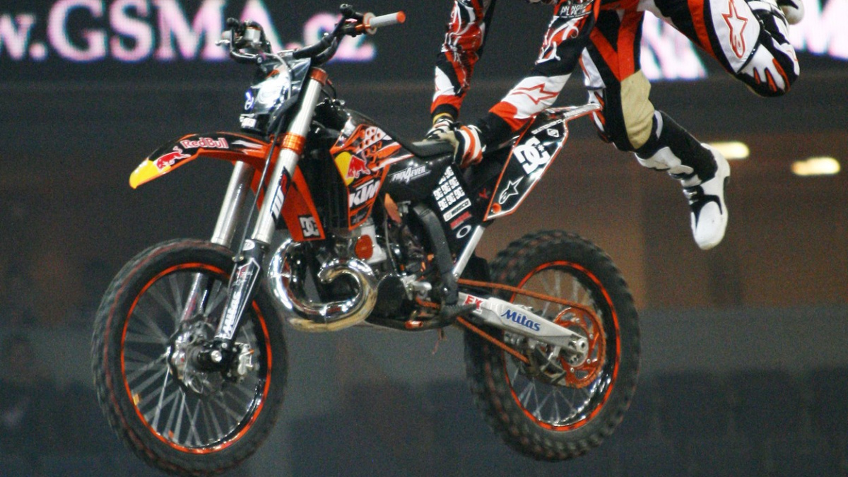 Freestylový motokrosař Petr Pilát zase trénuje, pomáhá mu i Landa