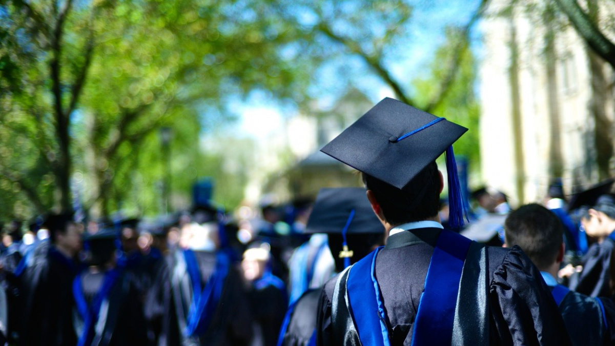 Jeho rodiče mají jen základní školu. On se dostal na osm nejlepších univerzit