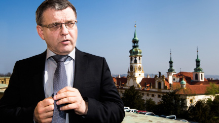 Jeďte raději na jih Evropy, radí před prázdninami Zaorálek