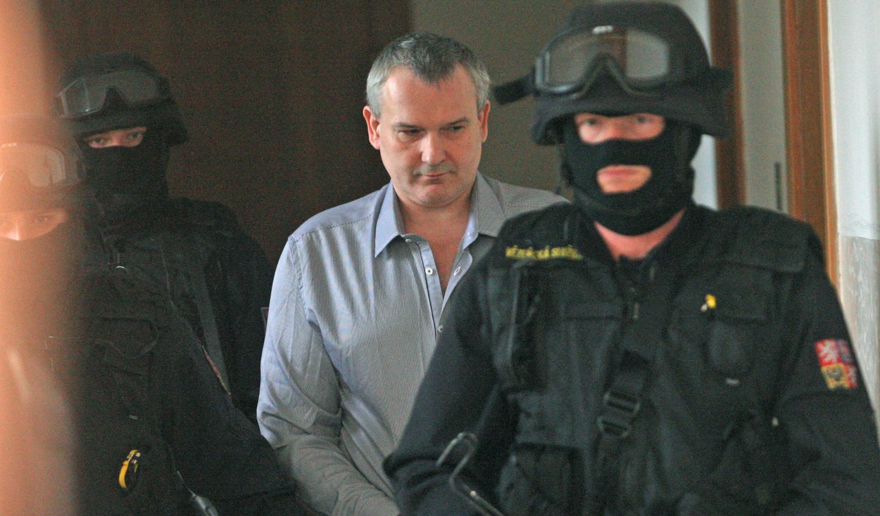Za ukrývání zbraní snížili Březinovi trest z dvou let na 16 měsíců