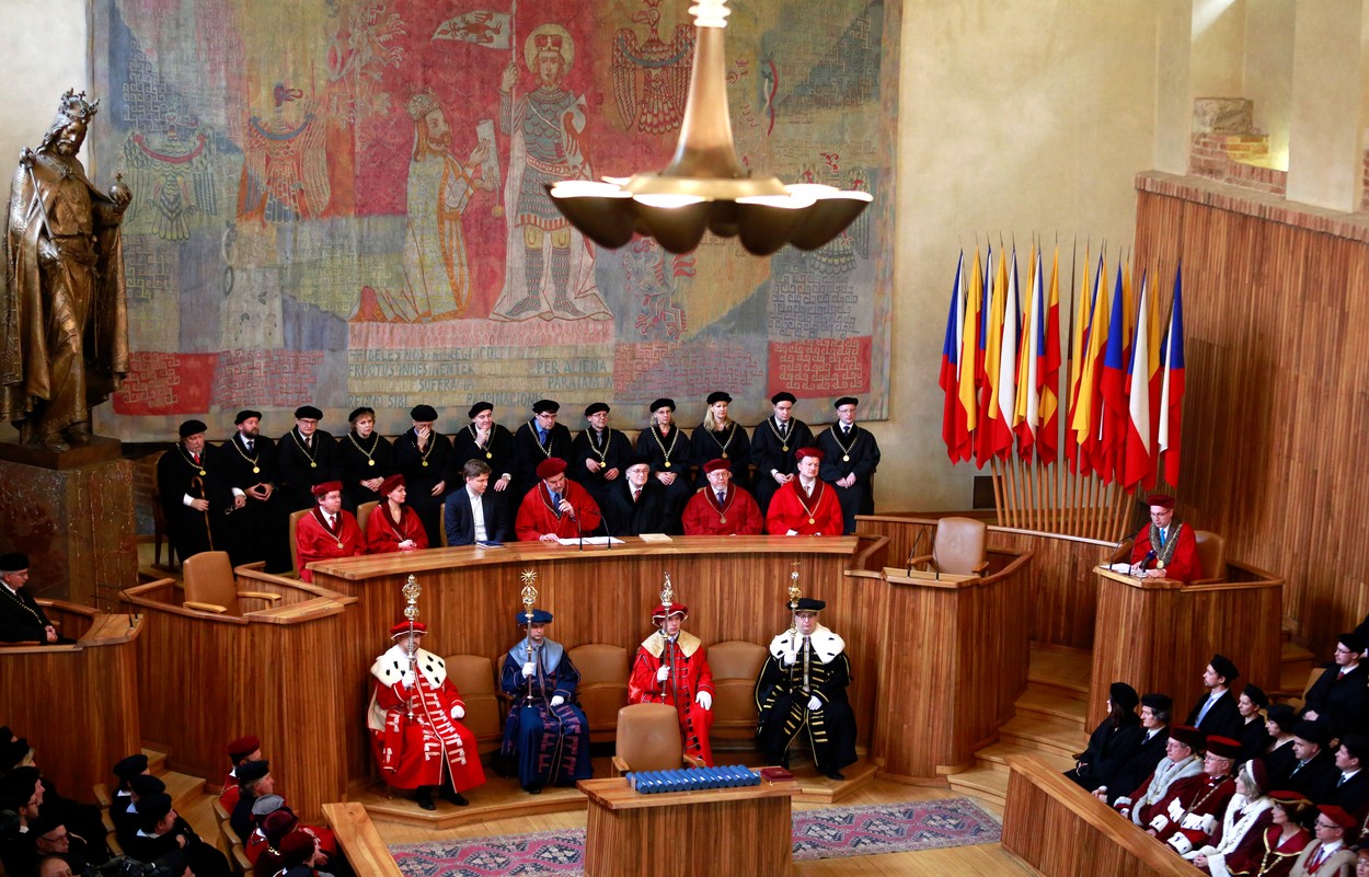 Místo Zemana jmenoval nové profesory ministerský úředník
