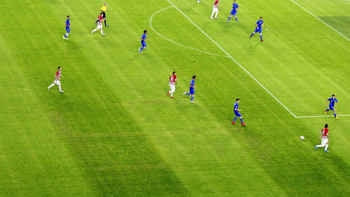 Skandál v kvalifikaci na Euro. Chorvati nakreslili na hřiště hákový kříž!