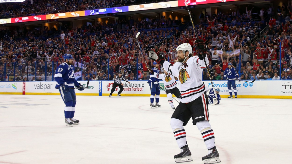 Tampa domácí zápas nezvládla, Chicago sahá po Stanley Cupu