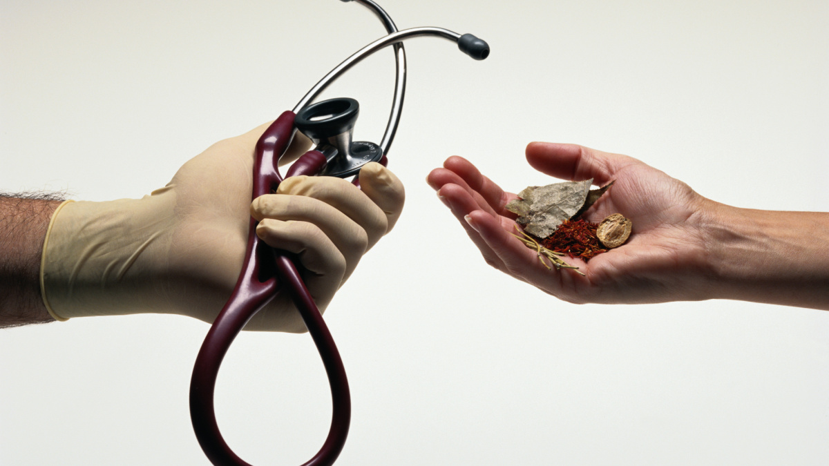 Alternativní medicína: Proč k ní lidé utíkají?