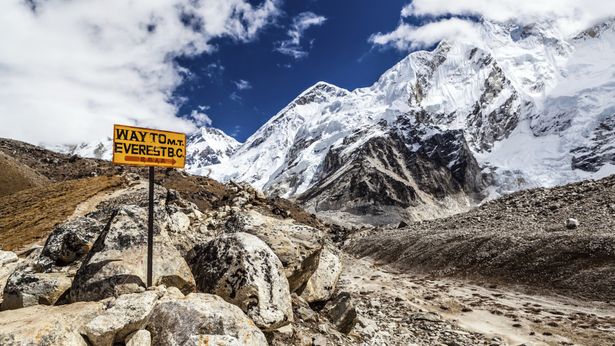 Zemětřesení v Nepálu posunulo Mount Everest. O tři centimetry