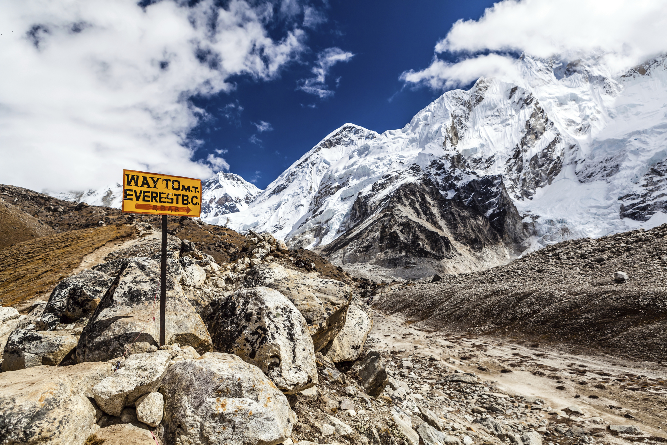 Zemětřesení v Nepálu posunulo Mount Everest. O tři centimetry