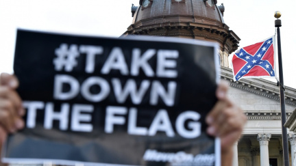 Proti 'otrokářské' vlajce Konfederace si přisadila i Clintonová