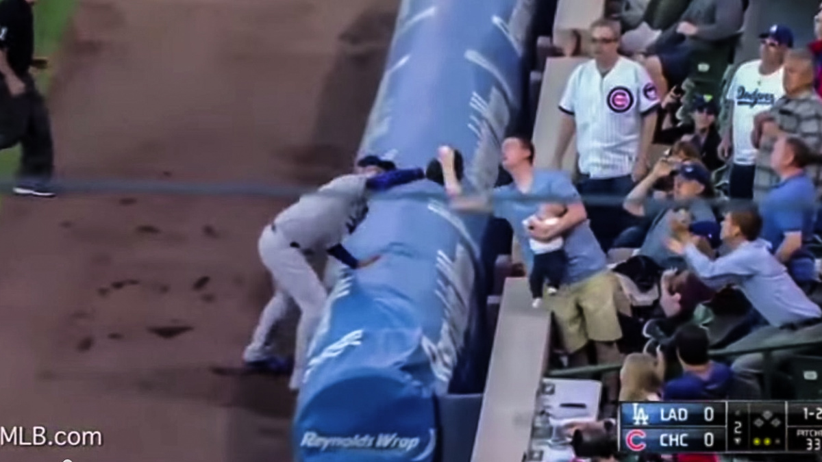 S dítětem v ruce chytil míč a stal se hvězdou utkání MLB