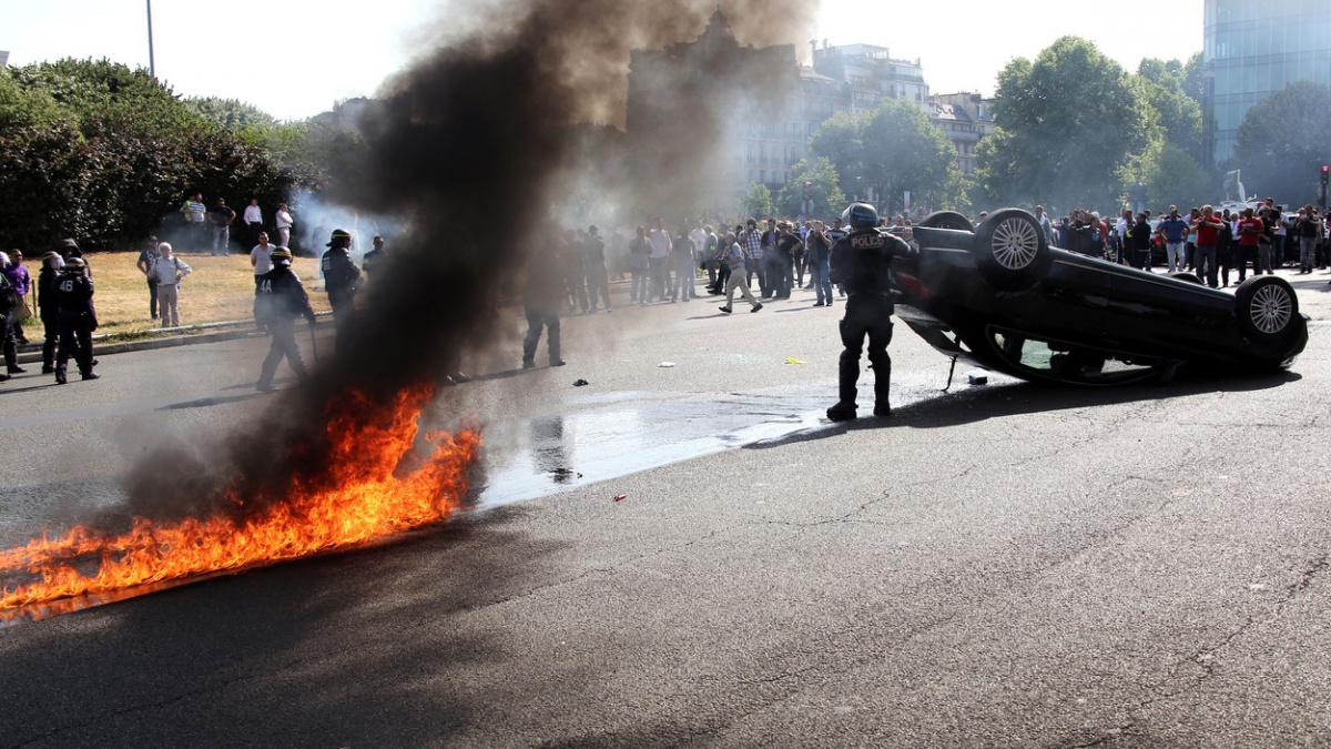 Taxikáři ve Francii běsní kvůli Uberu, který je i v Česku