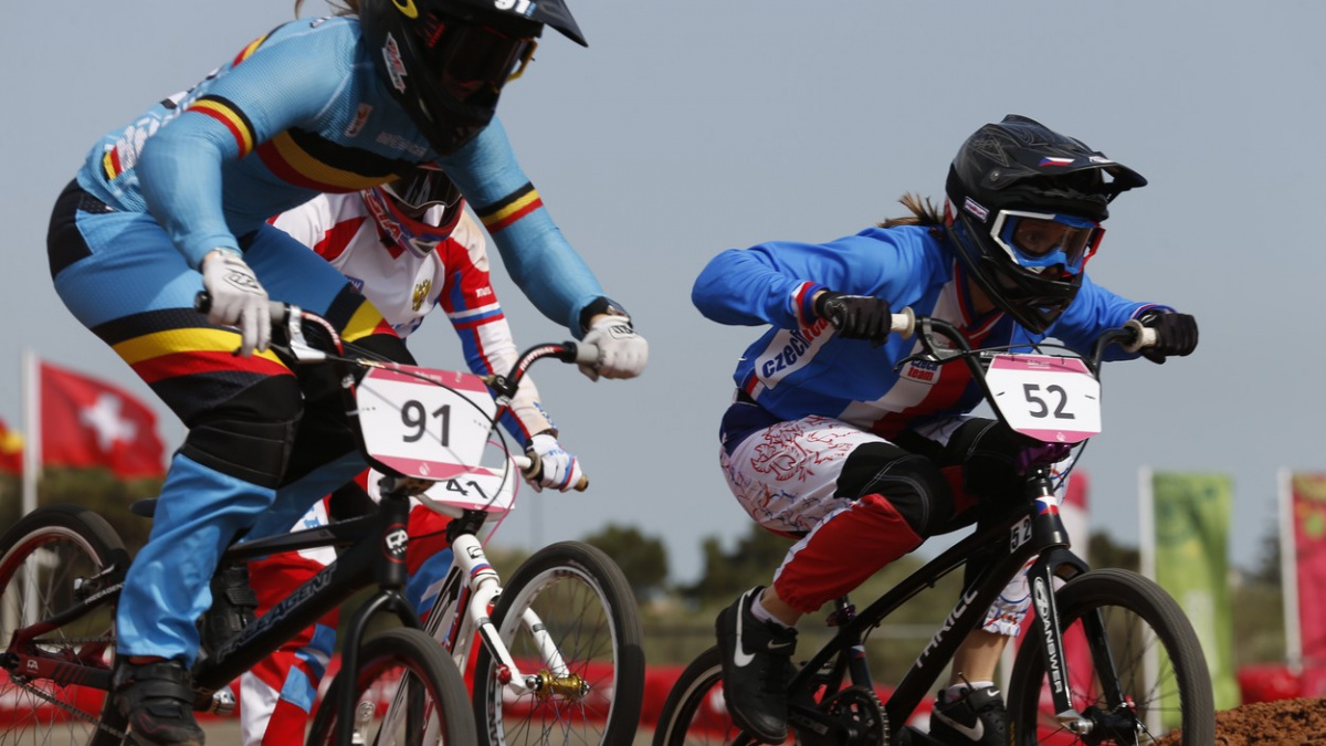 Kolize Hladíkovou nezastavila. Česká bikrosařka vybojovalo v Baku bronz