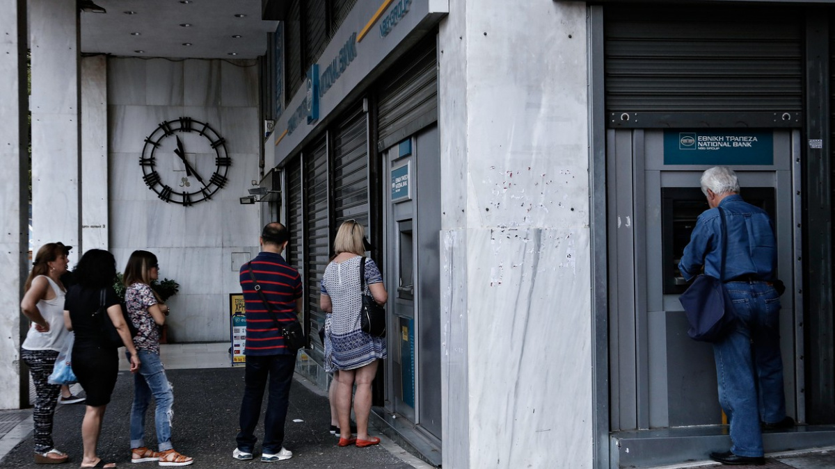 Řecko pohlcuje strach. Lidé strávili víkend hledáním funkčních bankomatů