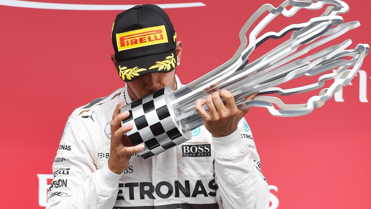 Hamilton chce více zlata, trofeje jsou prý z plastu