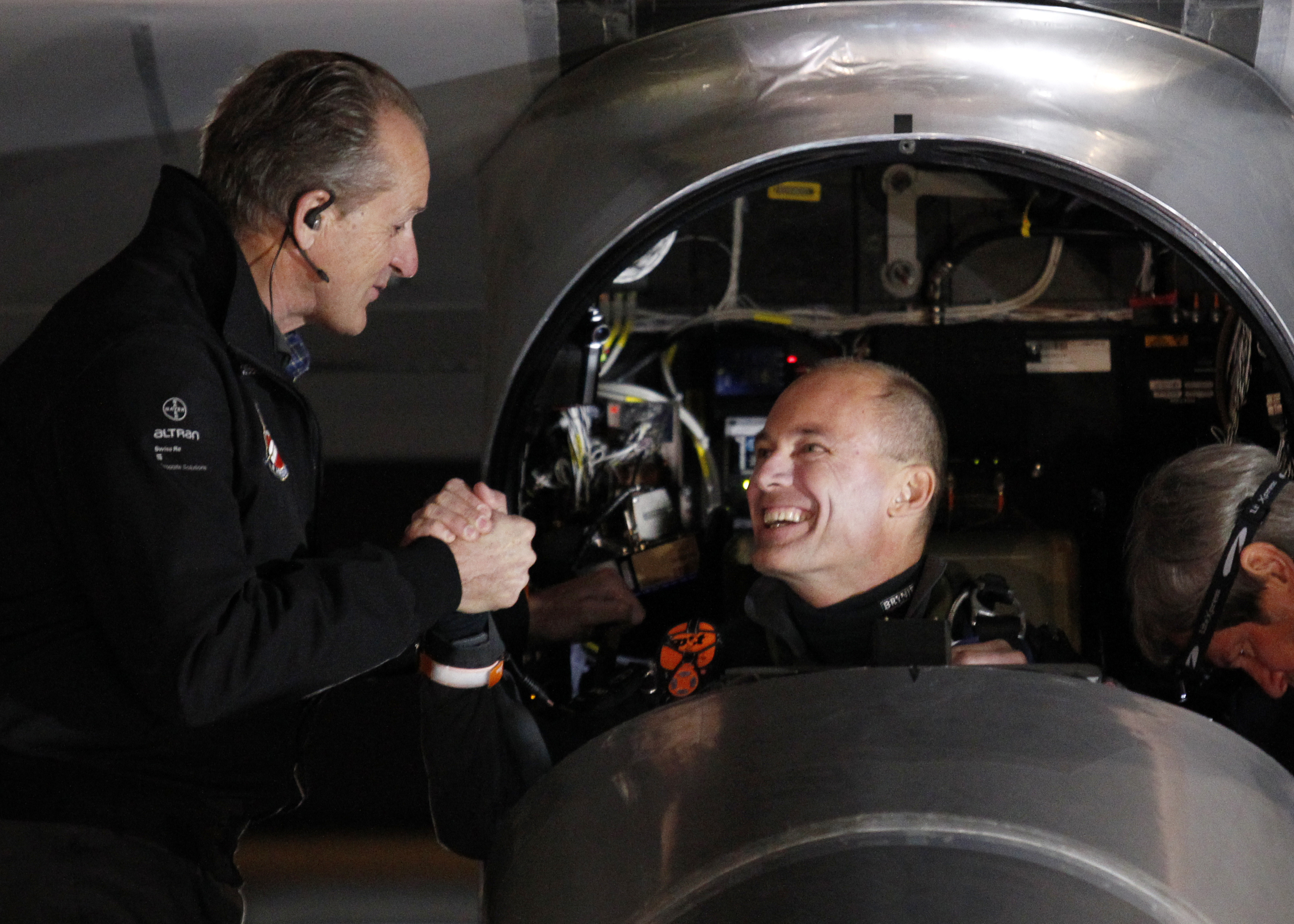 Solar Impulse je v půlce cesty nad Pacifikem, zvládl i první studenou frontu