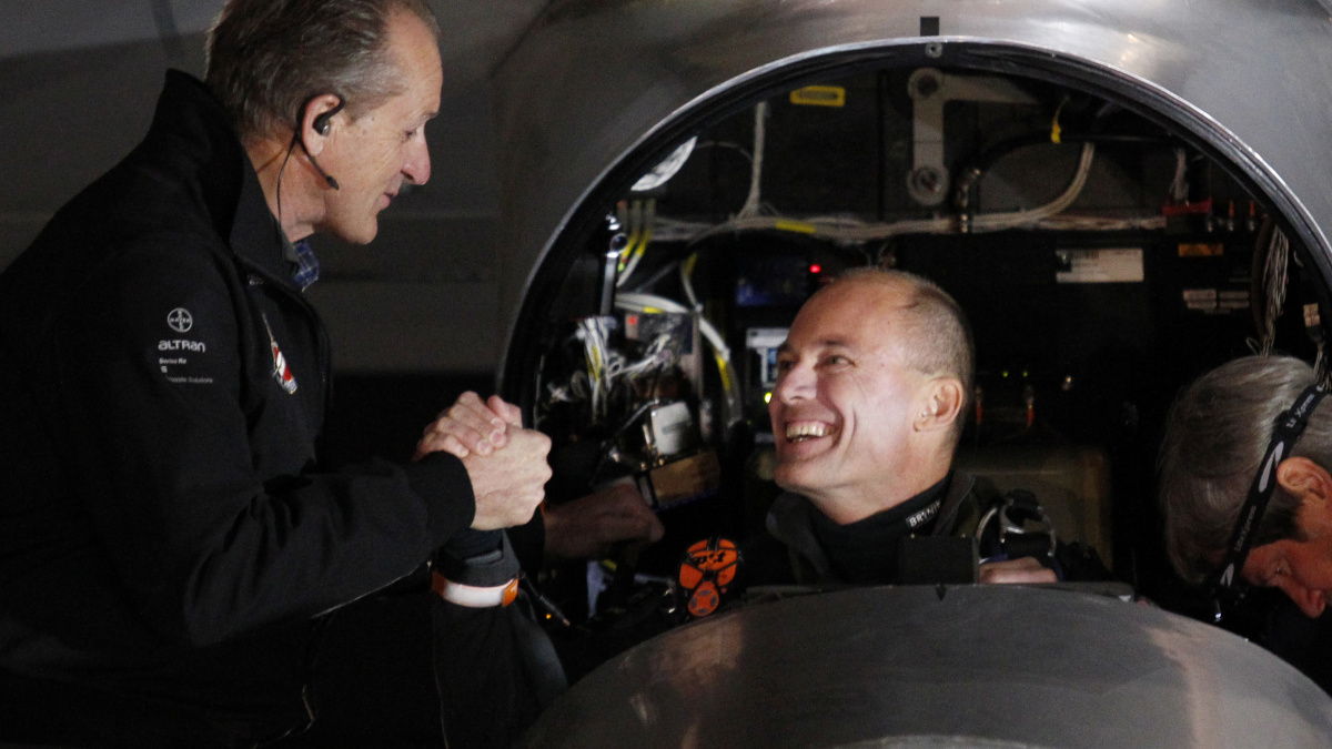 Solar Impulse je v půlce cesty nad Pacifikem, zvládl i první studenou frontu