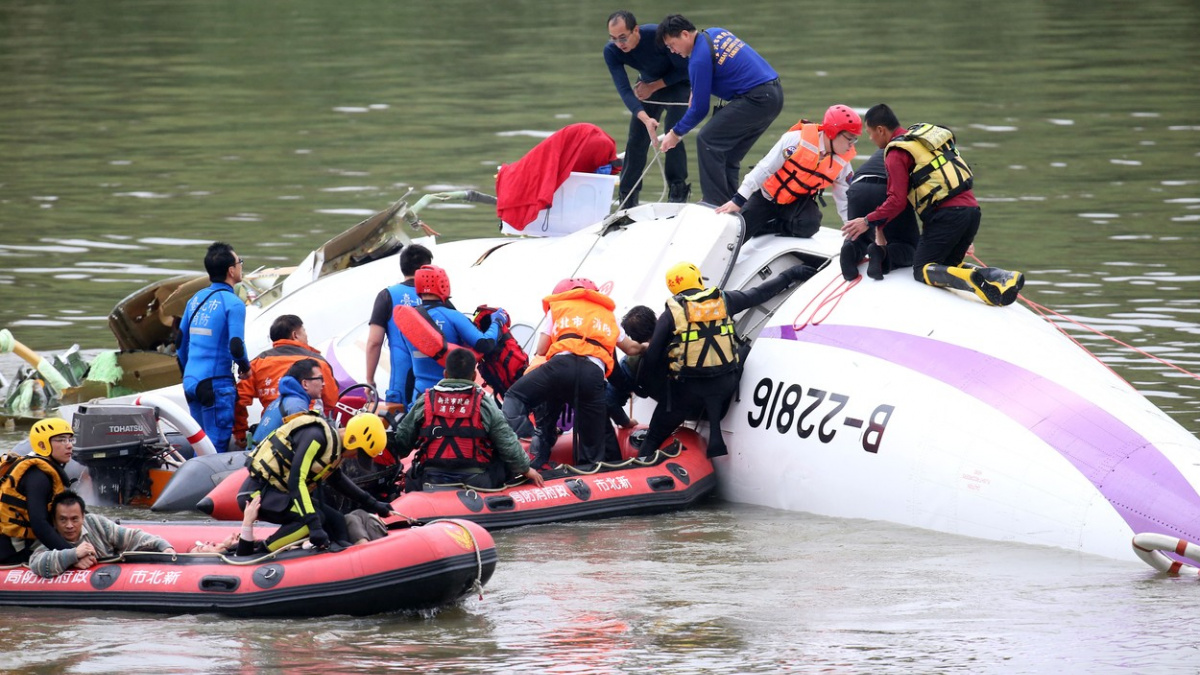 Pád tchajwanského letadla: Pilot omylem vypnul fungující motor
