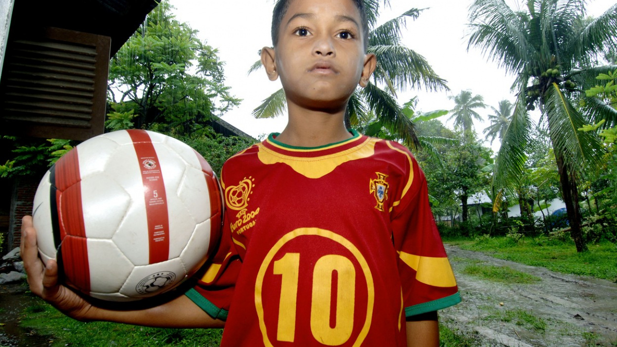 Přežil tsunami a jedl odpadky. Teď bude hrát za Sporting Lisabon