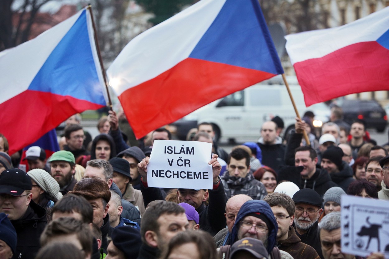 Stop nenávistným demonstracím proti uprchlíkům, vzkazují tisíce lidí vládě