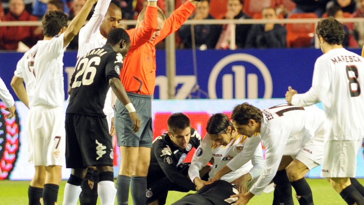 Po kolapsu na hřišti zemřel srbský fotbalista. Letos je to už druhý případ