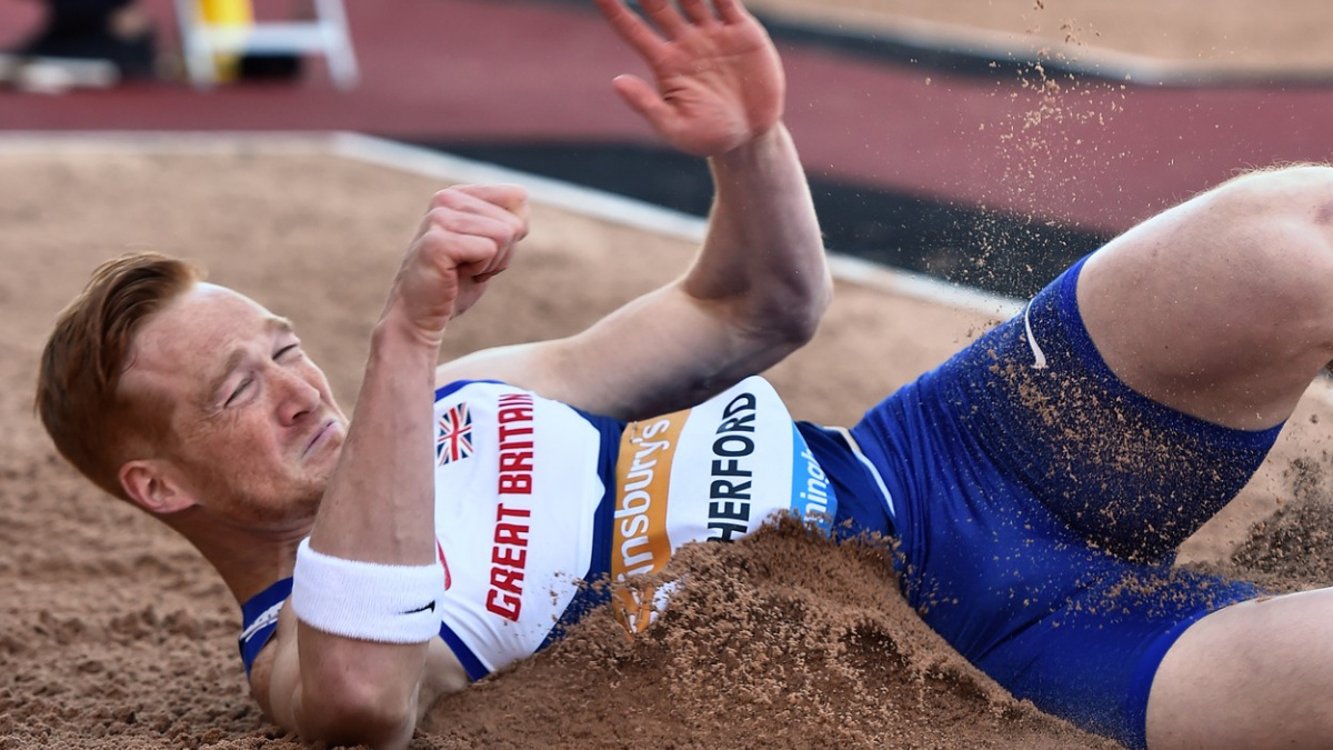 Britský dálkař skáče na zahradě, aby zkompletoval medaile