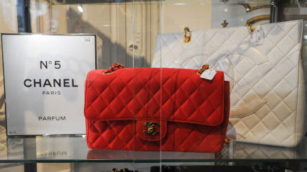 Parfémy a kabelky teď mají v Řecku větší cenu než peníze