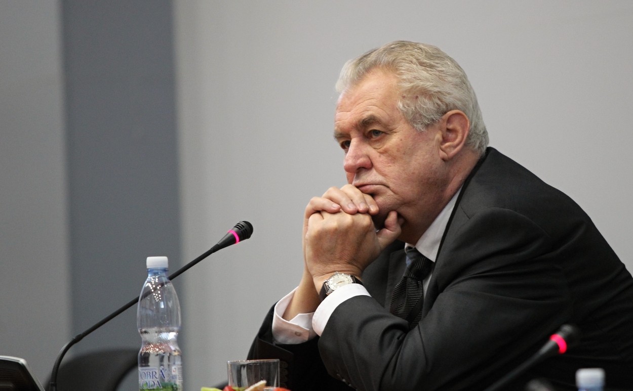 Zeman u Ústavního soudu nepochodil, služební zákon platí
