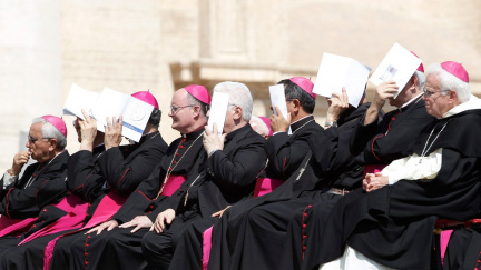 Šortky mají duchovní ve Vatikánu zakázané. Jak ale zvládají vedra?
