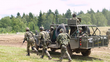 Poslanci podpořili brannou novelu bez plošných odvodů. Záložáci dostanou vyšší odměnu
