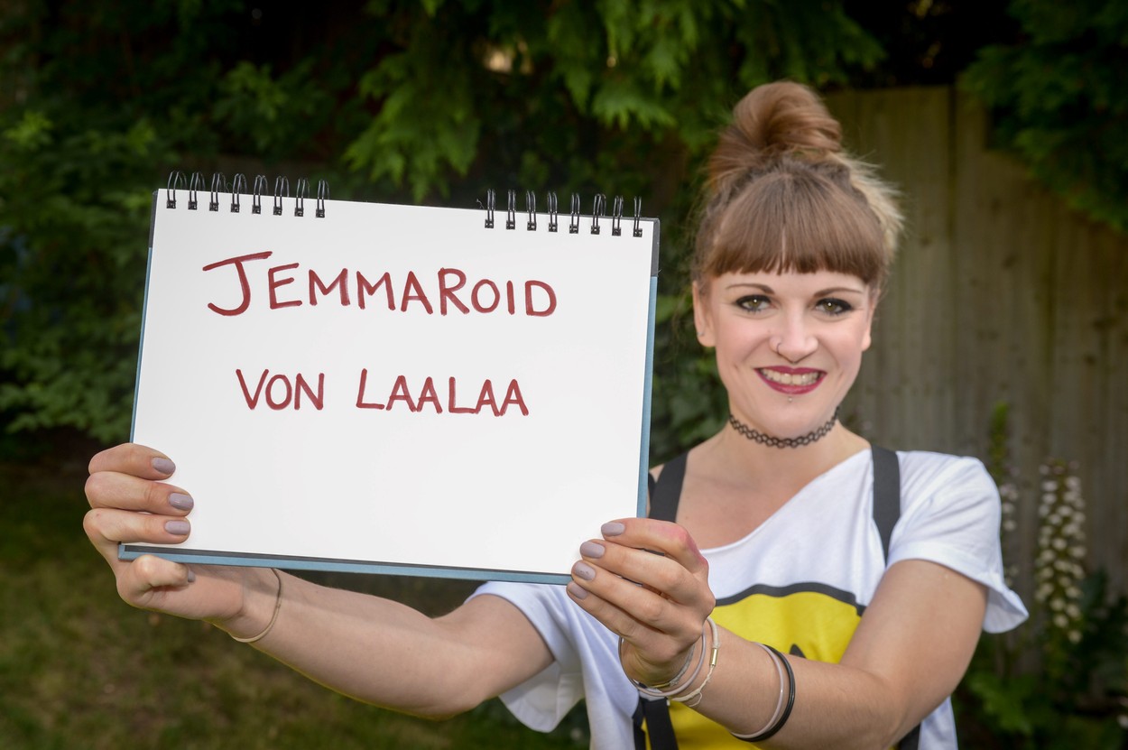 Britka si změnila jméno na Von Laalaa, aby mohla na Facebook