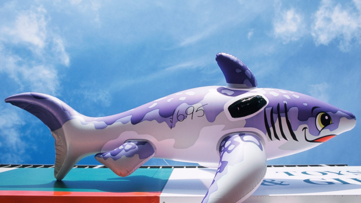 Útok nafukovacím žralokem lomcuje fotbalovou Anglií