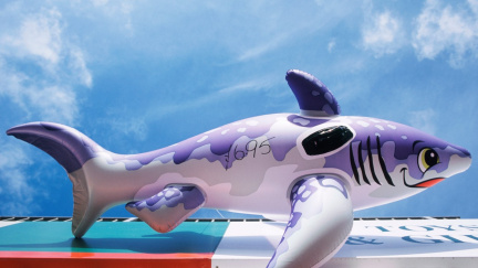 Útok nafukovacím žralokem lomcuje fotbalovou Anglií