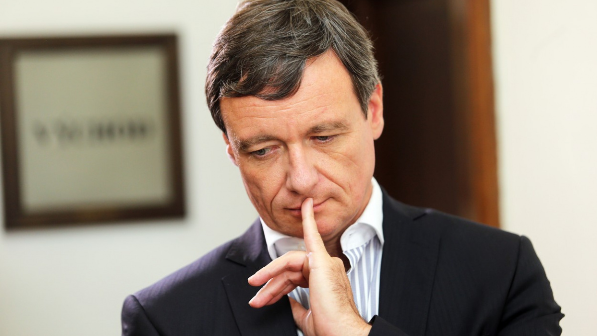 Neznámá žena s listinou a urážky soudce. Rath dokončil svou řeč