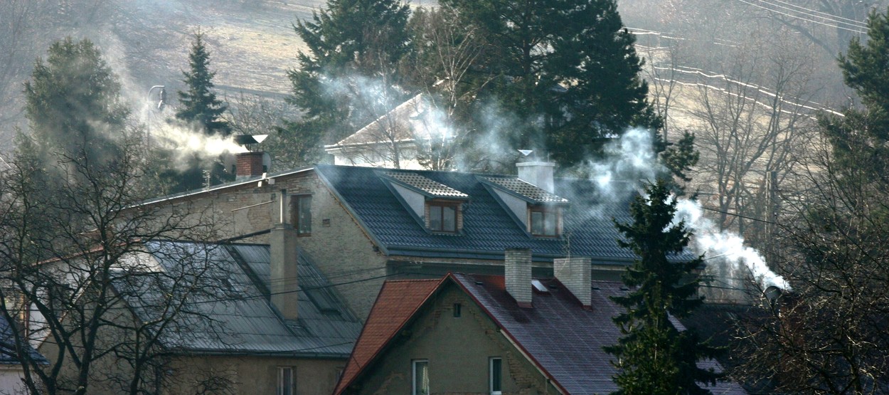 Ukažte, čím topíte! Majitele čmoudících komínů čeká kontrola
