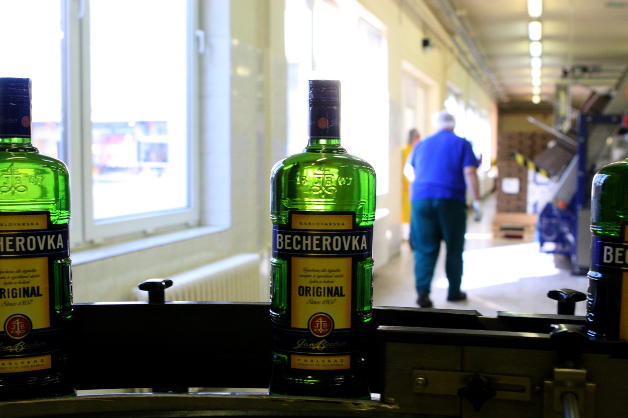 Becherovka míří na izraelský trh. Vyrobila první košer dodávku