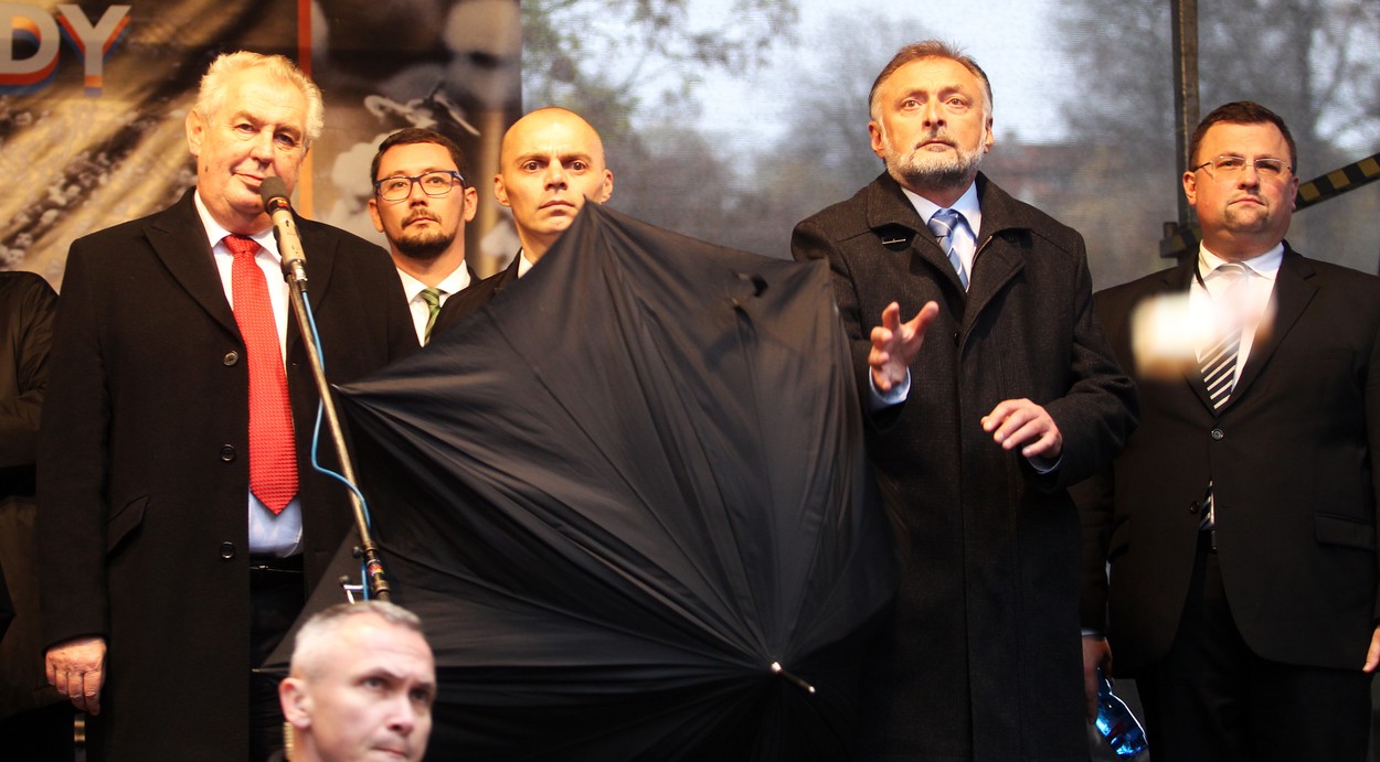 Policie vyšetřuje házení vajec po Zemanovi jako trestný čin